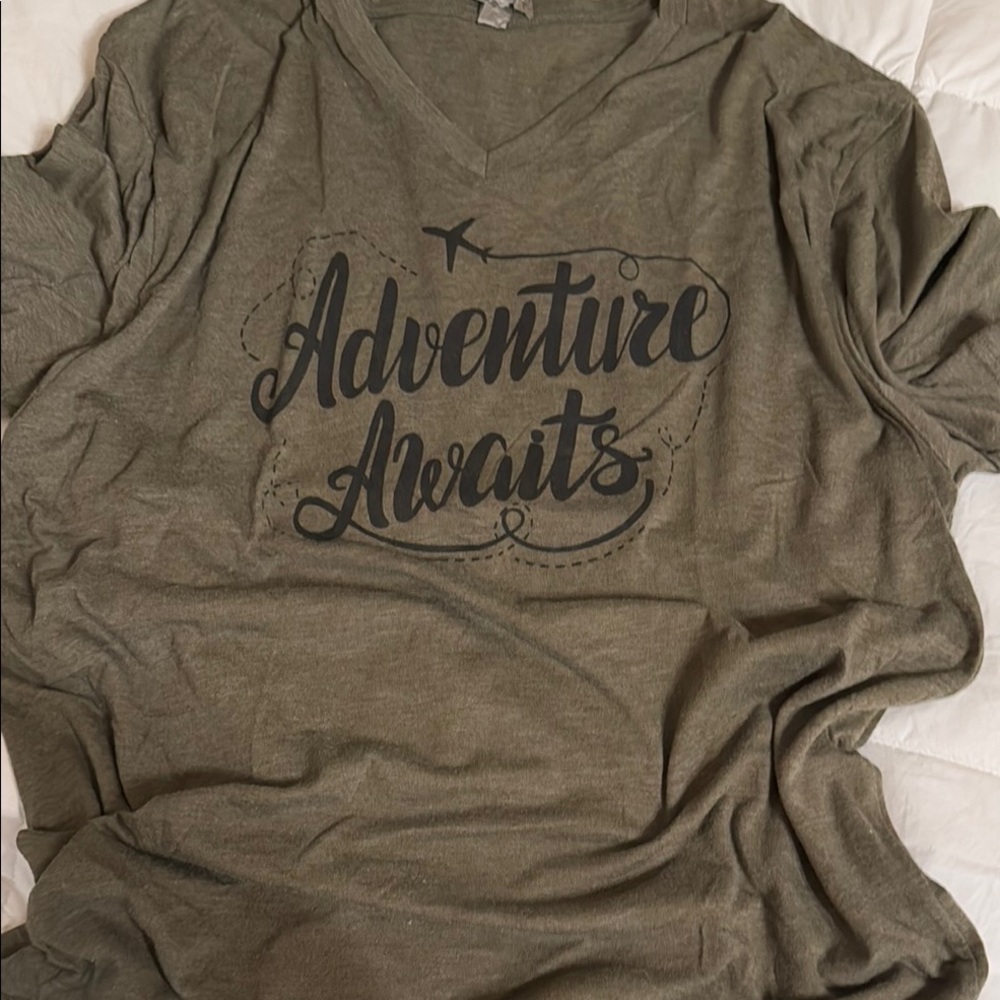 Graphic Tee - Adventure Awaits